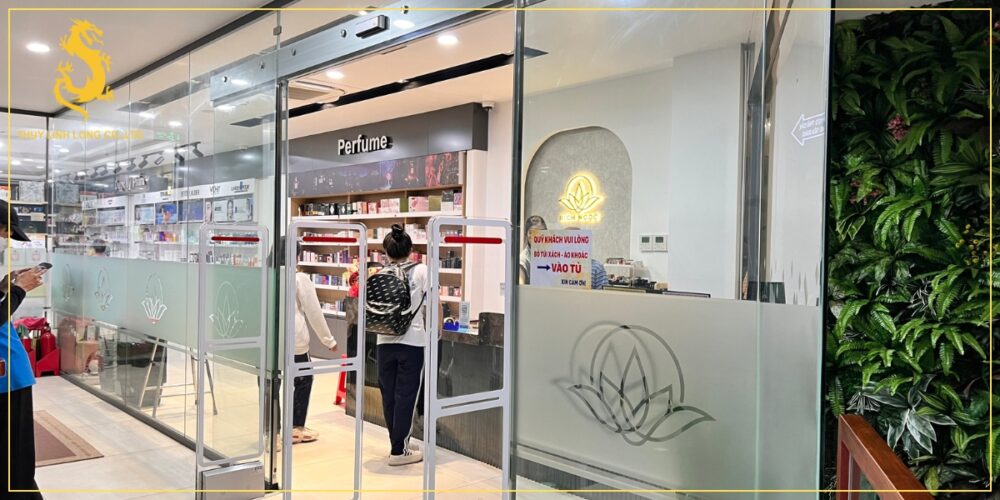 loi ich khi lap dat cua tu dong cho cua hang showroom va trung tam thuong mai
