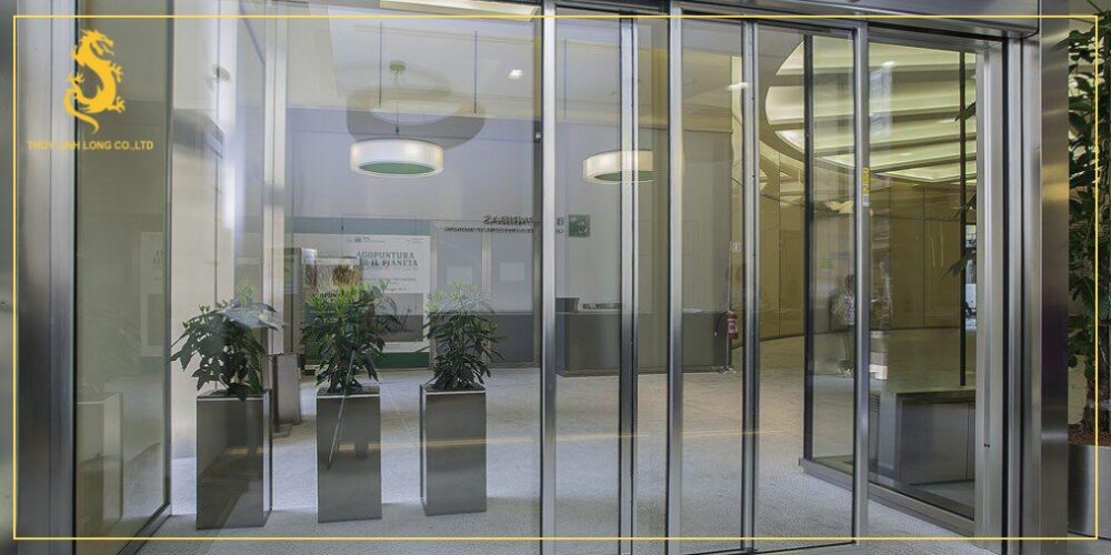 loi ich khi lap dat cua tu dong cho cua hang showroom va trung tam thuong mai