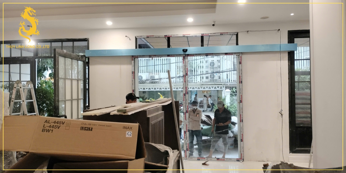 Vì sao cửa tự động bị ồn hoặc vận hành không mượt?