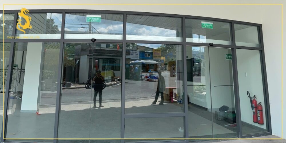 cua tu dong chong bui chong thoat nhiet giai phap tiet kiem nang luong cho cong trinh