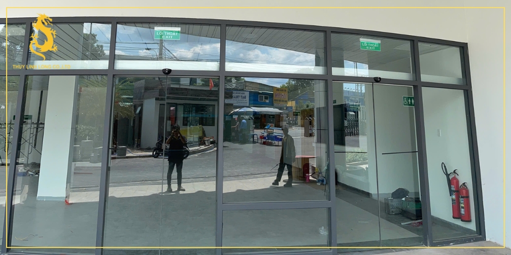 cua tu dong chong bui chong thoat nhiet giai phap tiet kiem nang luong cho cong trinh