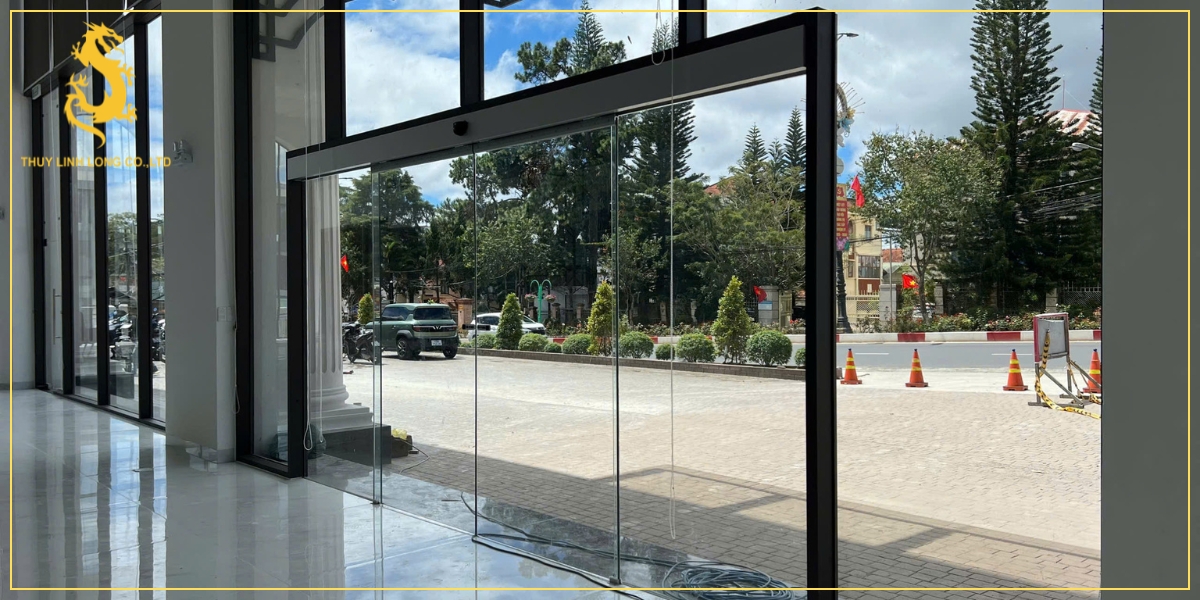 Vì sao cần tuân thủ tiêu chuẩn an toàn khi lắp cửa tự động?