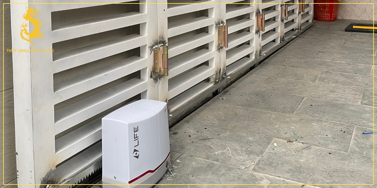 Khoảng lùi của cổng trượt tự động được xác định như thế nào?