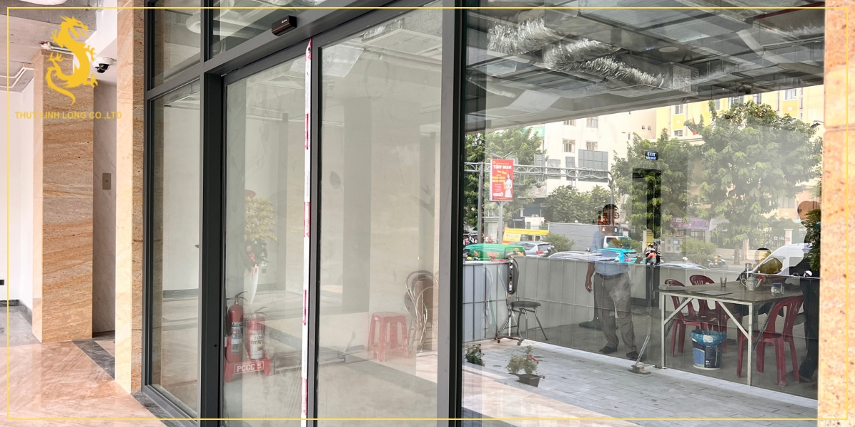 Vì sao cửa tự động kính trong suốt có nguy cơ gây va chạm?